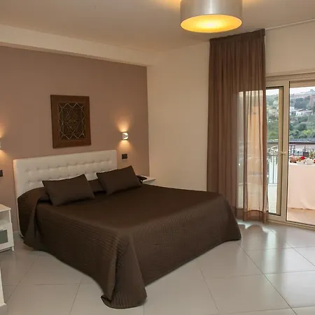 4 Hotel